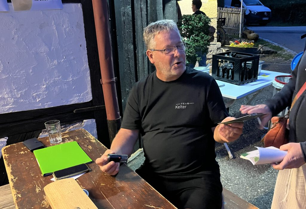 Werner Schneider beim Stempeln der Kontrollkarten.